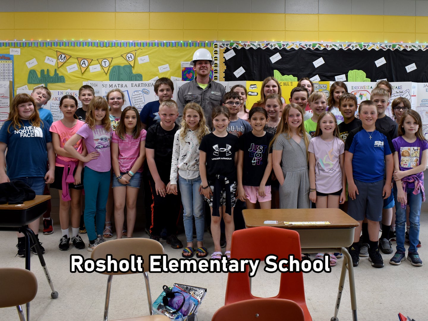 CWEC lineman Nate Singer with the Rosholt Elementary School 4th grade class